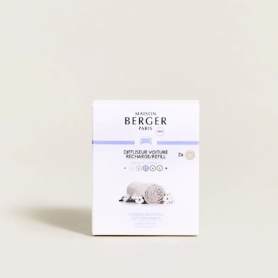 Caixa branca Maison Berger Paris com recargas para difusor de carro e imagem de almofada e flores