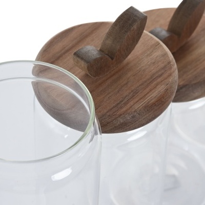 Frascos de vidro com tampas de madeira e puxadores