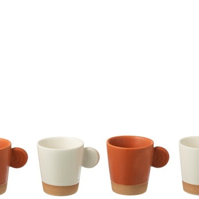 Conjunto de quatro chávenas pequenas em cerâmica, duas terracota e duas brancas.