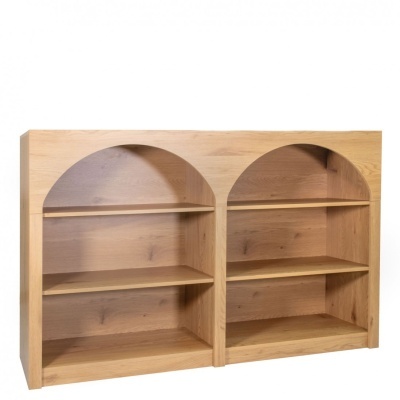 Estante dupla em madeira clara com arcos decorativos e prateleiras
