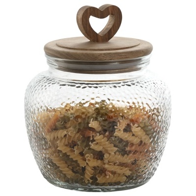 Frasco de vidro texturado cheio de massa fusilli tricolor com tampa de madeira em forma de coração