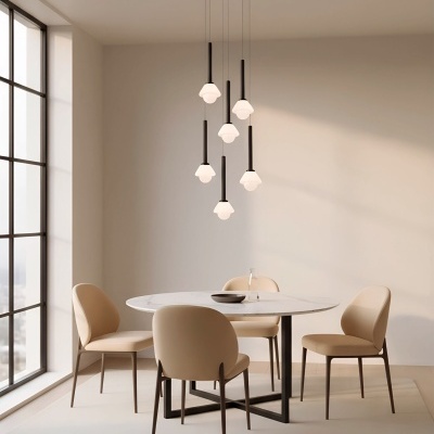 Mesa de jantar redonda branca com quatro cadeiras bege e candeeiro pendente moderno