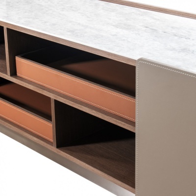 Móvel com gavetas em couro castanho e tampo branco marmoreado