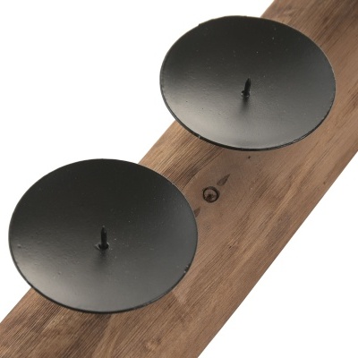 Suporte de velas de metal preto em madeira natural