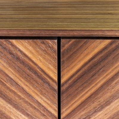 Madeira com padrão geométrico castanho e linha preta vertical