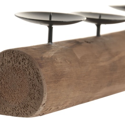 Castiçal de madeira rústica com suportes metálicos para velas