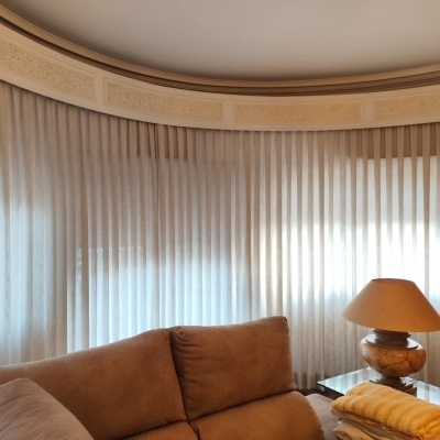 Cortinas brancas translúcidas e cantoneiras decorativas na sala