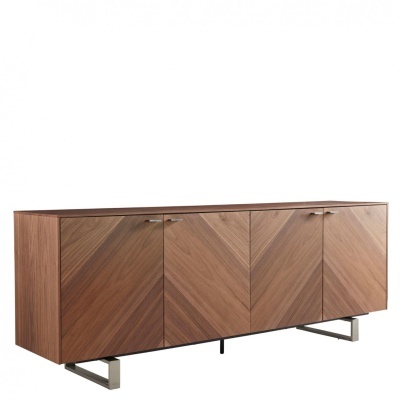 Aparador de madeira castanho médio com padrão em V, quatro portas e pernas metálicas retangulares