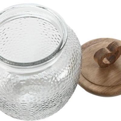 Frasco de vidro com tampa de madeira em forma de coração