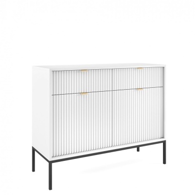 Móvel de arrumação branco com portas riscadas e estrutura preta