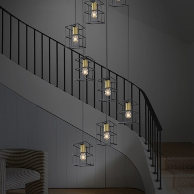 Conjunto de oito candeeiros pendentes em escada, estrutura cubo metálica preta, soquete dourado.