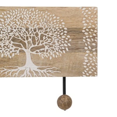 Cabide de parede em madeira com desenho de árvore branca e gancho metálico