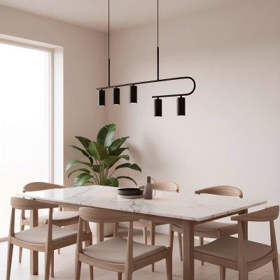 Sala de jantar com mesa de tampo branco e cadeiras de madeira clara e candeeiro preto suspenso