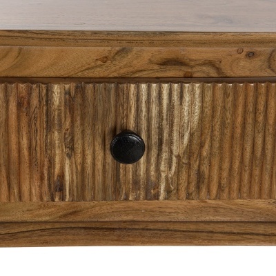 Gaveta de madeira com textura estriada e puxador redondo preto