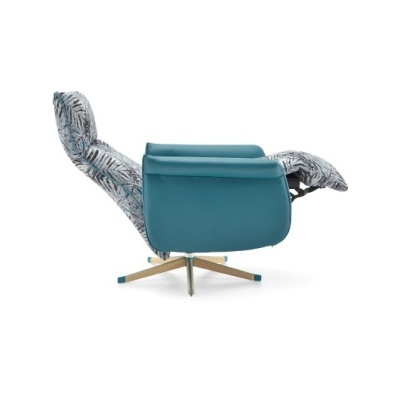 Poltrona reclinável azul turquesa com encosto estampado com padrão de folhas