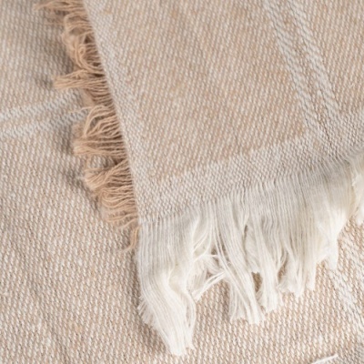 Mantas bege e branca com franjas e padrão entrelaçado