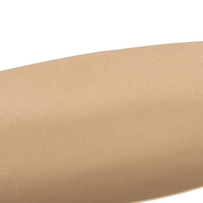 Detalhe de um material em pele sintética bege claro com textura suave