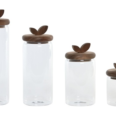 Frascos de vidro transparentes com tampas de madeira e folhas decorativas