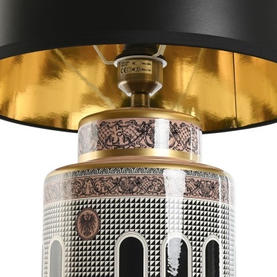 Candeeiro de mesa com base decorativa preta, branca e rosa e abat-jour preto com interior dourado