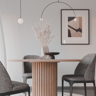 Mesa de jantar redonda de madeira clara com cadeiras cinzentas e tapete branco com padrão