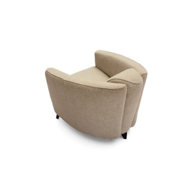 Poltrona arredondada bege vista de trás