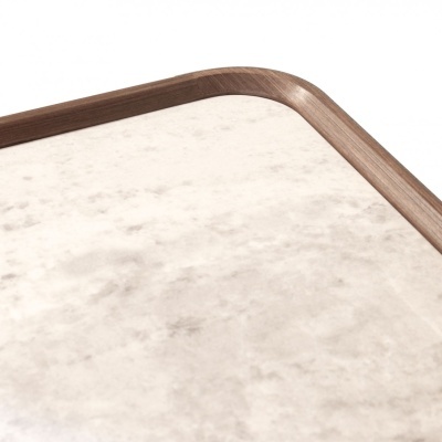 Mesa com tampo de mármore branco e moldura de madeira escura arredondada