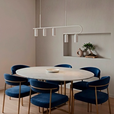 Conjunto de mesa oval de mármore branco com seis cadeiras azul escuro em ambiente minimalista