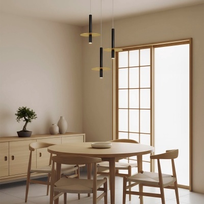 Sala de jantar com mesa redonda de madeira, quatro cadeiras e luminária pendente moderna.