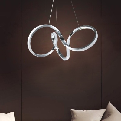 Candeeiro de teto moderno em metal cromado pendurado sobre sofá creme