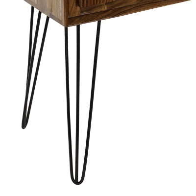 Pé de móvel metálico preto com tampo de madeira castanha