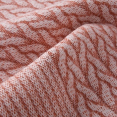 Tecido trançado branco e terracota em dobraduras suaves