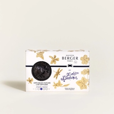 Difusor para carro Maison Berger Paris com embalagem branca floral dourada e texto azul