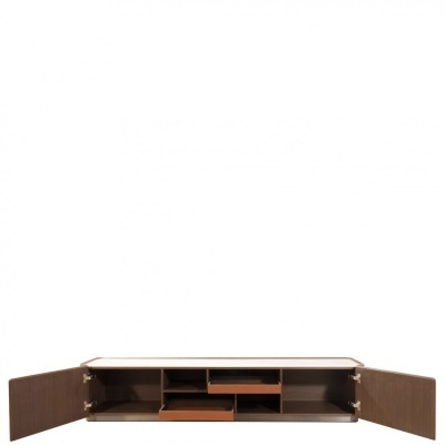 Móvel de madeira castanho escuro com portas abertas e gavetas castanho alaranjado