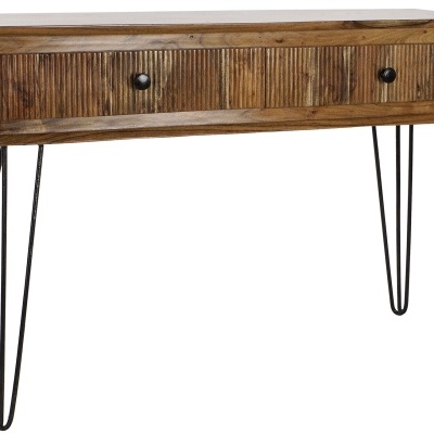 Mesa de madeira rústica com gaveta entalhada e pernas de metal finas pretas