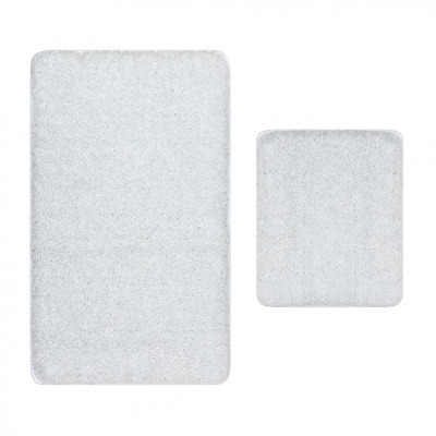 Dois tapetes de banho cinza claro retangulares com textura felpuda