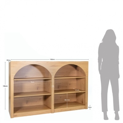 Estante de madeira clara com dois compartimentos arqueados e prateleiras