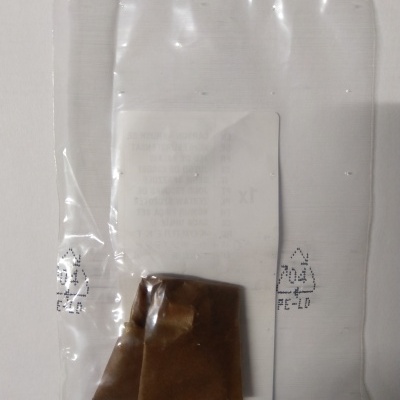 Saco plástico transparente com material castanho dobrado dentro