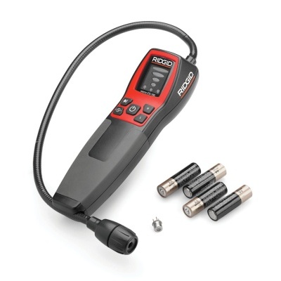 Detector eletrónico RIDGID preto e vermelho com ecrã digital e pilhas AA.