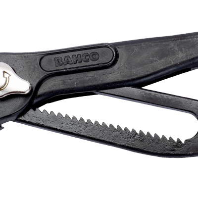 Tesoura de poda preta com lâminas serrilhadas e nome BAHCO