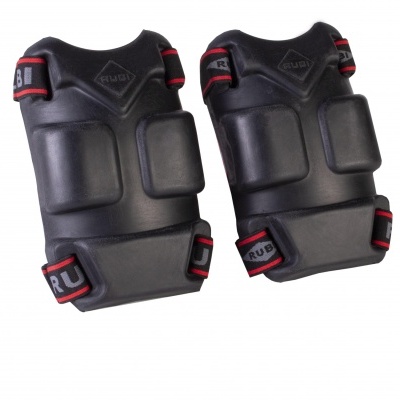 Joalheiras pretas acolchoadas com tiras vermelhas e texto RUB