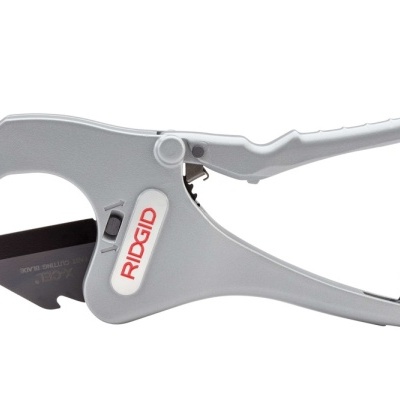 tesoura cortante para tubos plásticos com lâmina preta e corpo cinza