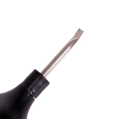 Ferramenta com ponta chata e cabo preto em fundo branco