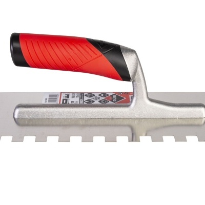 Espátula dentada com cabo vermelho e preto e lâmina metálica sobre fundo branco.