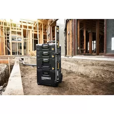 Caixas de ferramentas TOUGHBUILT empilhadas num local de construção