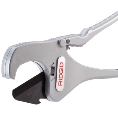 Aparelho de cortar tubos RIDGID cinzento e preto com pega branca