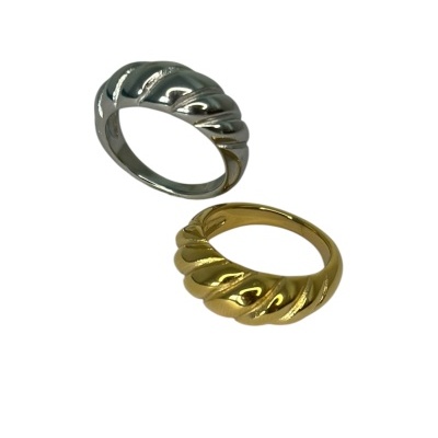Anéis de metal dourado e prateado com design ondulado