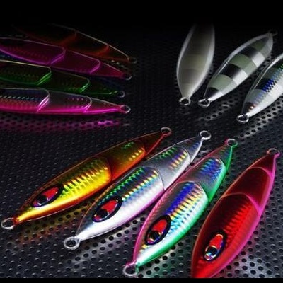 Iscas de pesca coloridas com acabamento brilhante e texturas refletoras