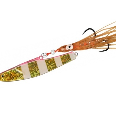 Isca de pesca metálica dourada e branca com sedas castanhas e laranja e anzol triplo