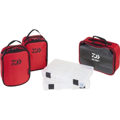 Conjunto de bolsas vermelhas e caixas transparentes da marca Daiwa para armazenamento