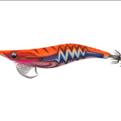 Isaca artificial de pesca com corpo laranja e padrões coloridos, olhos e ganchos metálicos